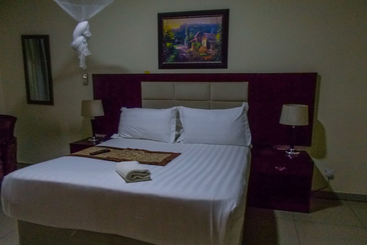 Quarto casal executivo, vista para o jardim | Cofres nos quartos, escrivaninha, espaço de trabalho para notebook