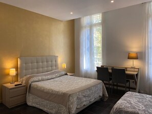 Habitación cuádruple clásica | Escritorio, espacio para trabajar con un portátil, cortinas opacas