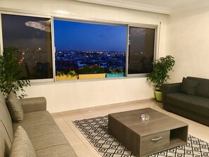 Appartement Deluxe, 2 chambres | Coin séjour | Télévision à écran plat