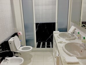 Appartement Deluxe, 2 chambres | Salle de bain | Douche, articles de toilette gratuits, serviettes fournies