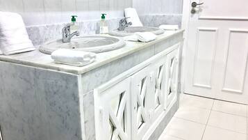 Appartement Deluxe, 2 chambres | Salle de bain | Douche, articles de toilette gratuits, serviettes fournies