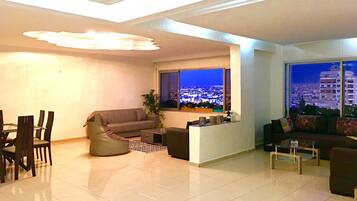 Appartement Deluxe, 2 chambres | Coin séjour | Télévision à écran plat