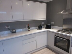 House, 4 Bedrooms | Private kitchen