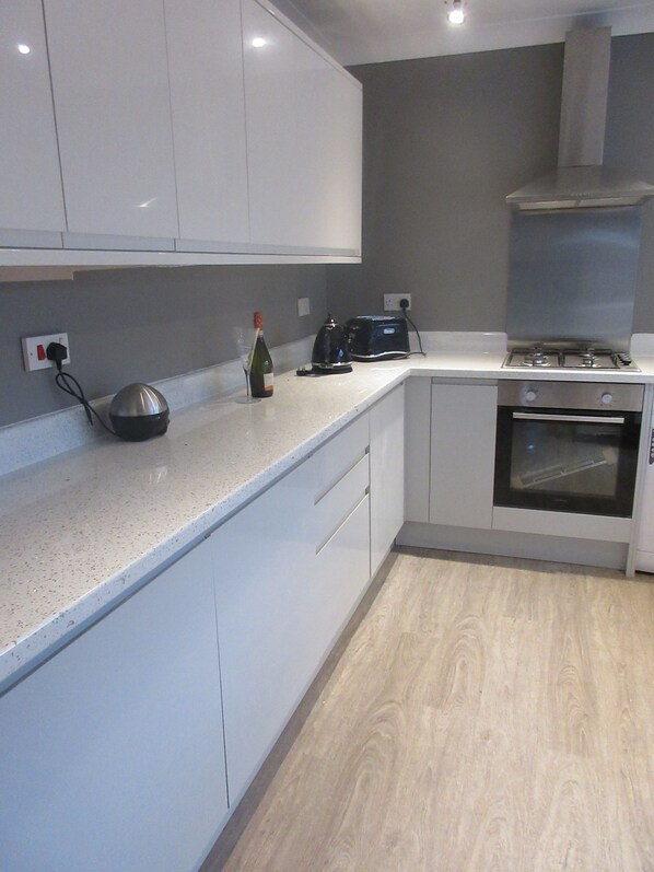 House, 4 Bedrooms | Private kitchen