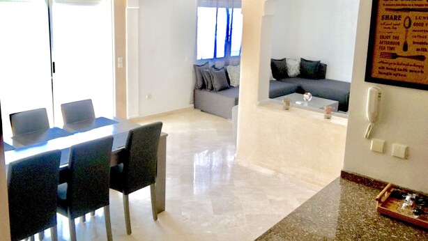 Flat-screen TV, fireplace, pay films - Luxurious Apartment with Private Garden (Casablanca)