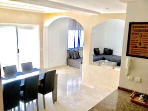 Taulutelevisio, takka, maksullisia elokuvia