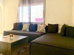 Departamento de lujo, 1 habitación, Terraza | Sala de estar | Televisión de pantalla plana, chimenea y películas con cargo 