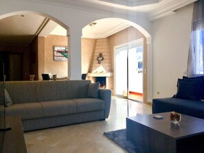 Lyxlägenhet - 1 sovrum - terrass | Vardagsrum | Platt-tv, eldstad och betalfilmer