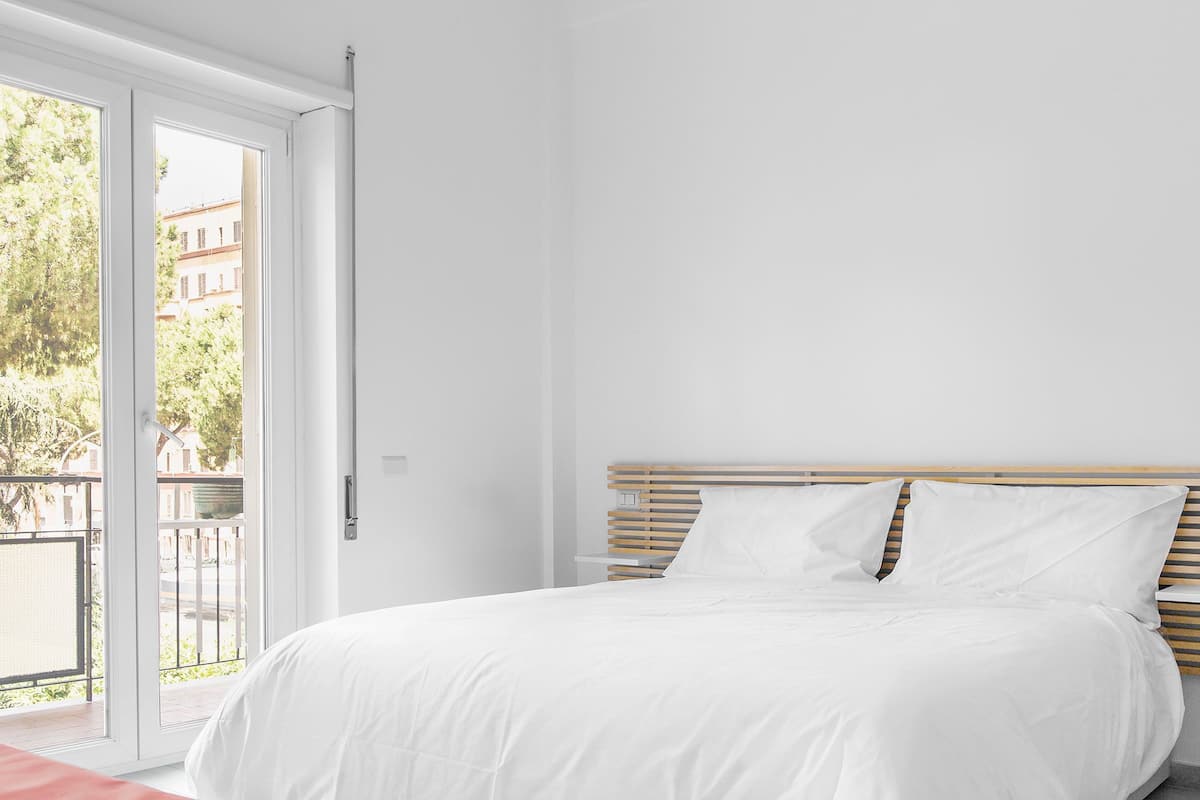 Doppia Comfort | Biancheria da letto di alta qualità, una scrivania, insonorizzazione