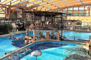 Sun-loungers, beach umbrellas, beach massages, beach volleyball - Tatralandia Chatky 109 a 110 (Liptovsky Mikulas)