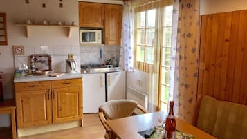 Comfort Chalet, Kitchenette (110) | In-room dining