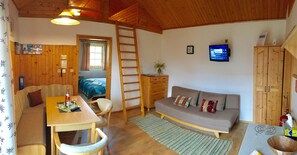 Comfort-chalet, keittotila (110) | Oleskelualue | 72–senttinen taulutelevisio, jossa kaapelikanavat