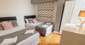 5 kamar tidur, meja kerja, dan setrika/meja setrika