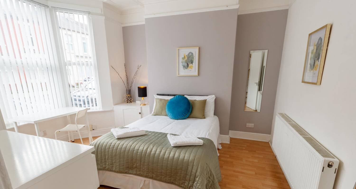 5 bedrooms, desk, iron/ironing board, free cribs/infant beds