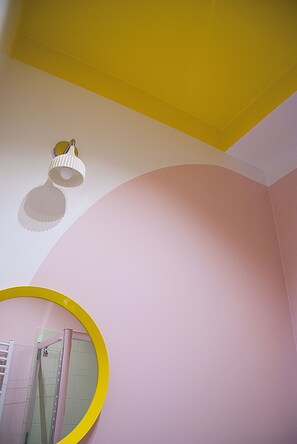 Standard Studio, Kitchen | Bathroom | Shower, free toiletries, towels - Ekoidea - Funky Apartments (Kraków)