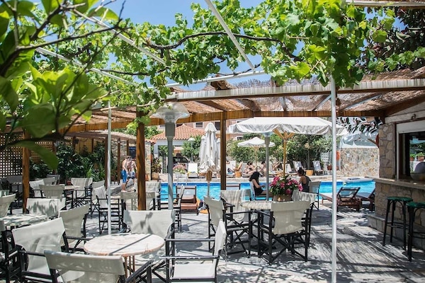 Outdoor pool, pool umbrellas, sun loungers