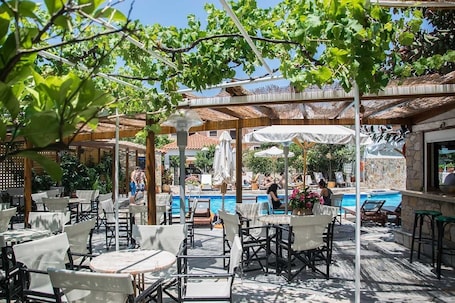 Outdoor pool, pool umbrellas, sun loungers