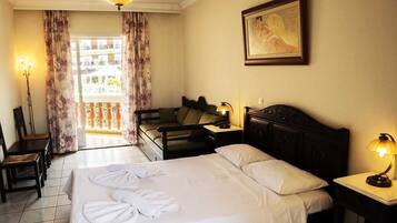 Minibar, coffres-forts dans les chambres, bureau