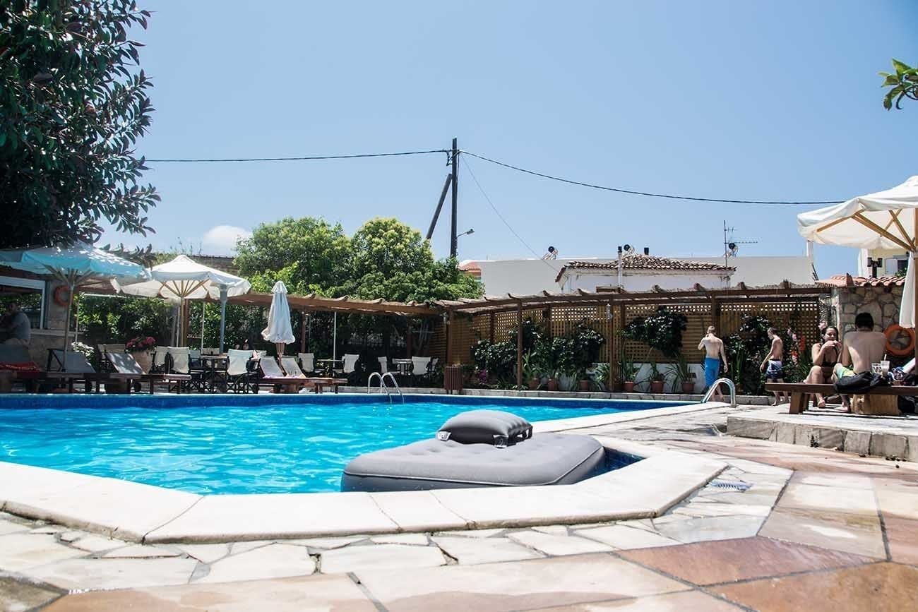 Piscine extérieure, parasols de plage, chaises longues