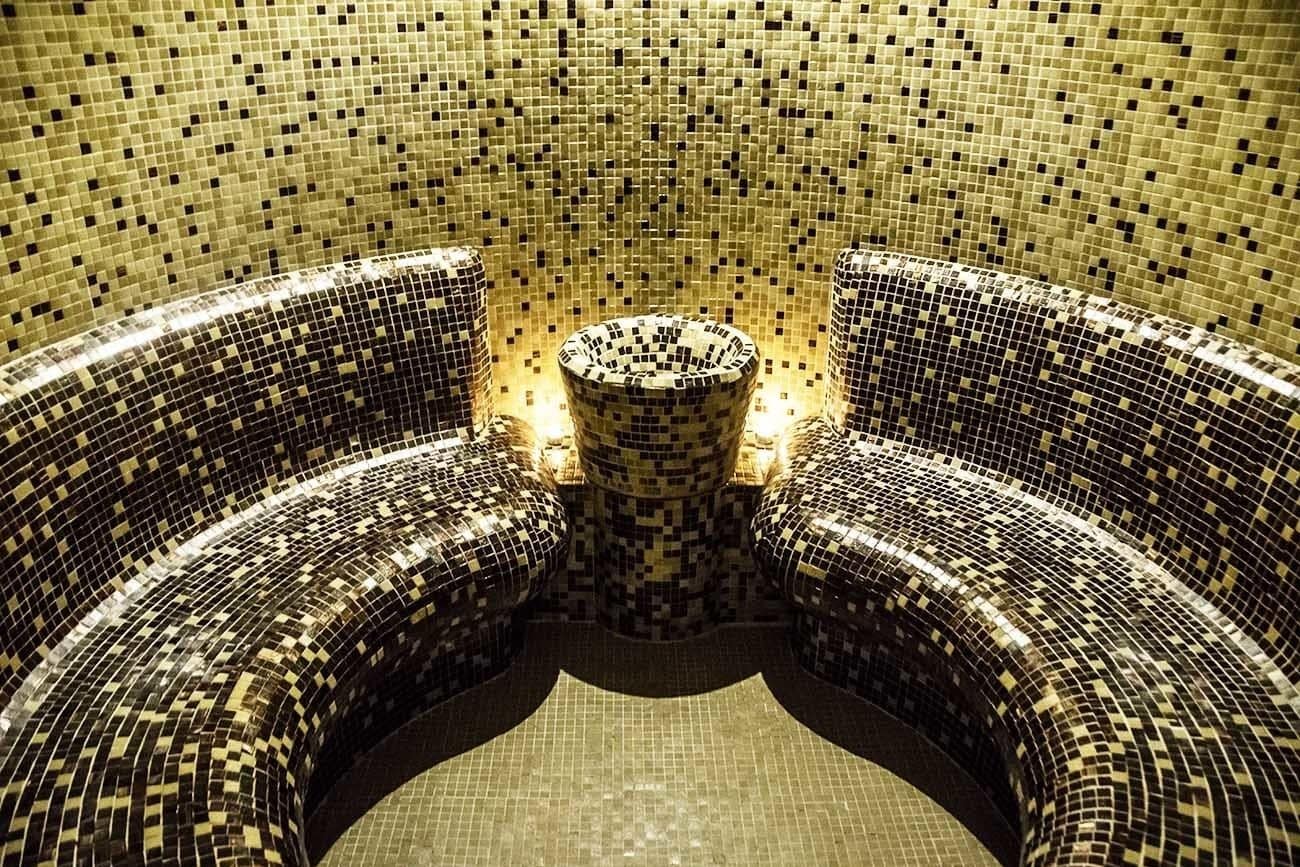 Hammam, 2 salles de soins, soins de manucure et de pédicure