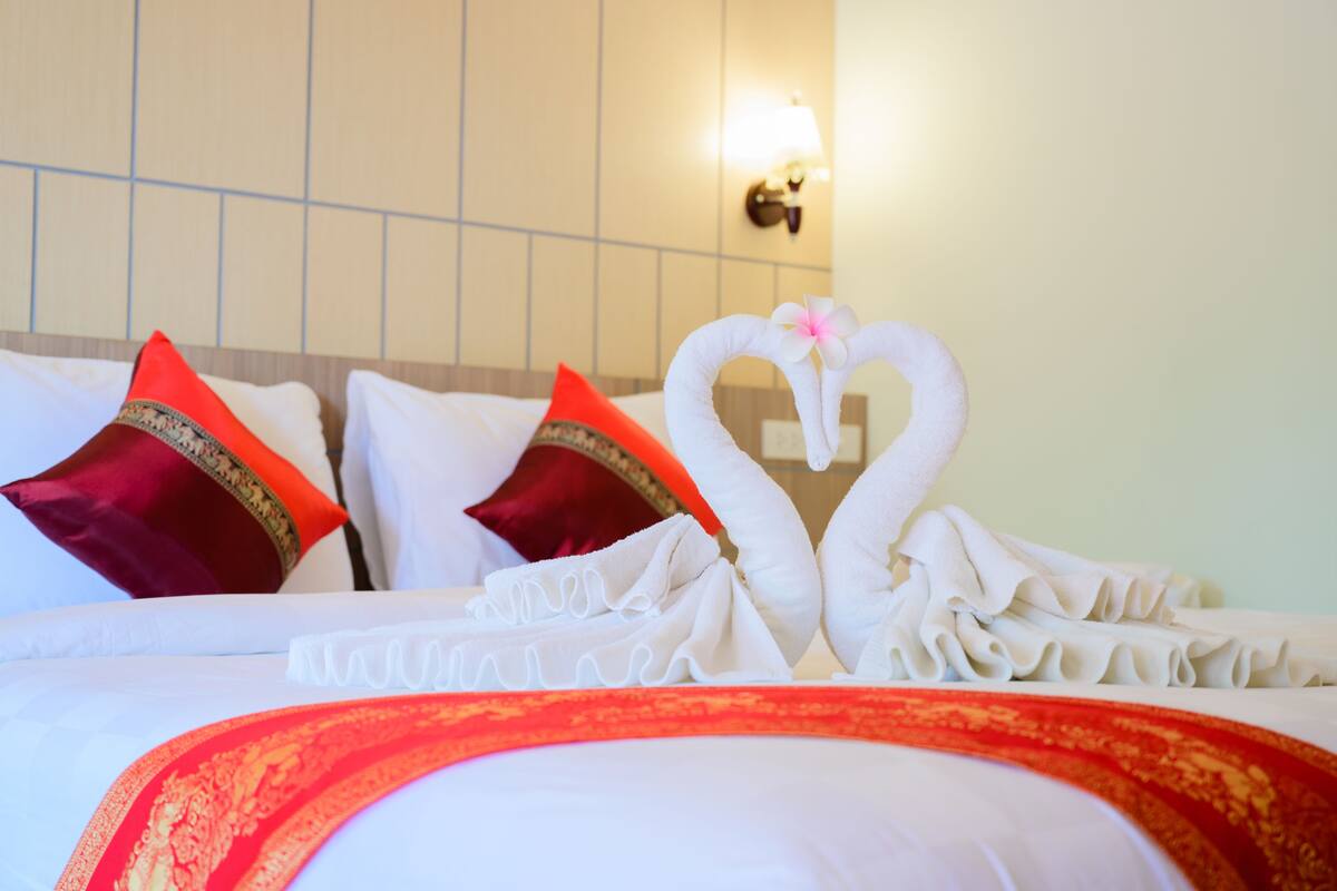 Deluxe Room | In-room safe, WiFi (free), bed sheets
