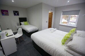 Desk, iron/ironing board, free WiFi, bed sheets - Hotel 52 - Stanley  (Stanley)