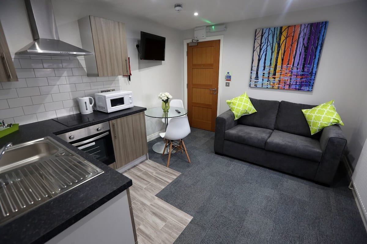 32-inch flat-screen tv with digital channels, tv