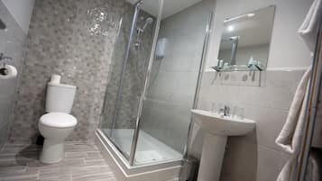 Ducha, artículos de tocador gratuitos, secador de pelo, toallas