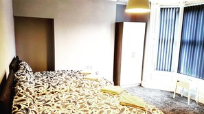 5 bedrooms, iron/ironing board, free cribs/infant beds, free WiFi - Castlewood Townhouse (Liverpool)