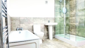 House, 5 Bedrooms | Bathroom | Shower, free toiletries, hair dryer, towels - Castlewood Townhouse (Liverpool)
