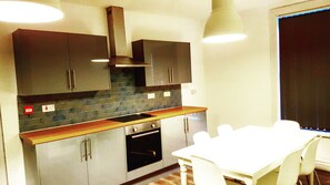 Maison, 5 chambres | Cuisine privée | Réfrigérateur, four à micro-ondes, un four, surface de cuisson