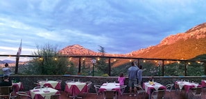 Aperto a colazione e pranzo, cucina locale, con vista sul giardino 