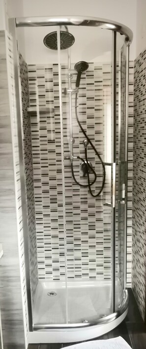 Economy-Doppelzimmer | Badezimmer | Dusche, kostenlose Toilettenartikel, Haartrockner, Bidet