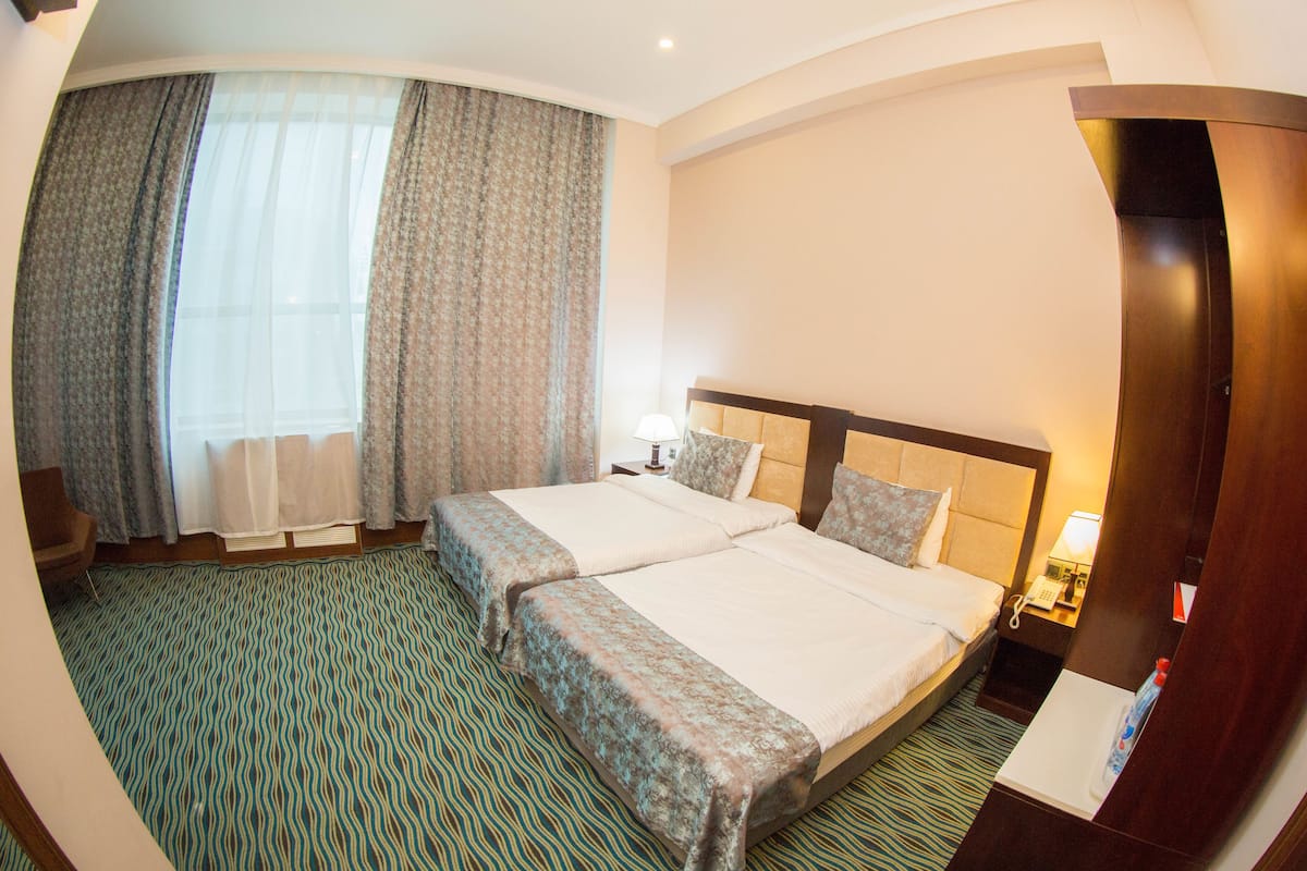 Chambre Deluxe avec lits jumeaux, vue sur la ville | Literie de qualité, coffre-fort, bureau, rideaux d’obscurcissement