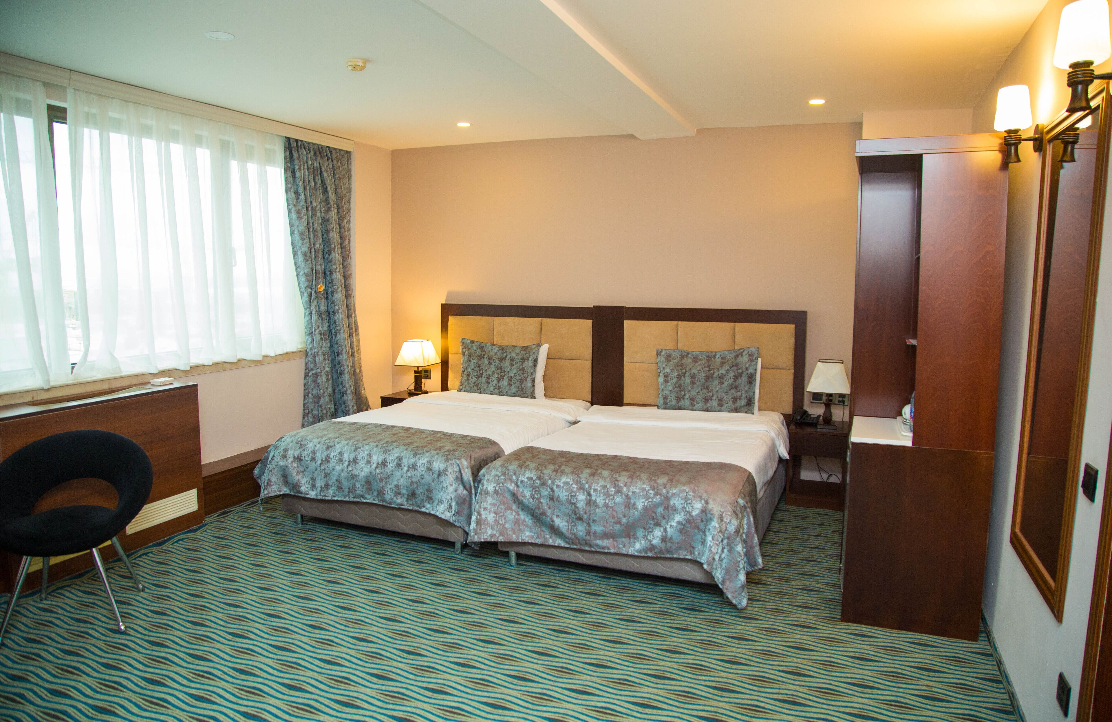 Deluxe Twin kamer, uitzicht op zee | Luxe beddengoed, een kluis op de kamer, een bureau