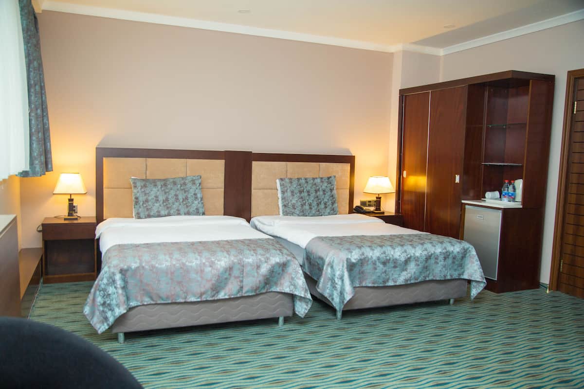 Chambre Deluxe avec lits jumeaux, vue sur la mer | Literie de qualité, coffre-fort, bureau, rideaux d’obscurcissement