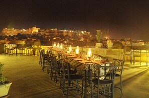 S'hi serveixen esmorzars, dinars, sopars i plats de cuina internacional