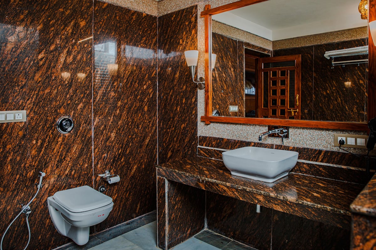 super deluxe room | bathroom | shower, free toiletries, hair dryer, towels