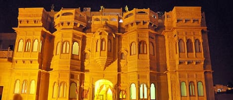 Konaklama yerinin ön cephesi - akşam/gece