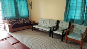 Casa, 6 habitaciones | Sala de estar | Televisión LED 