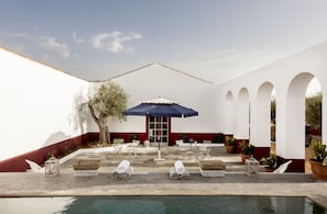 Piscina a l'aire lliure i gandules