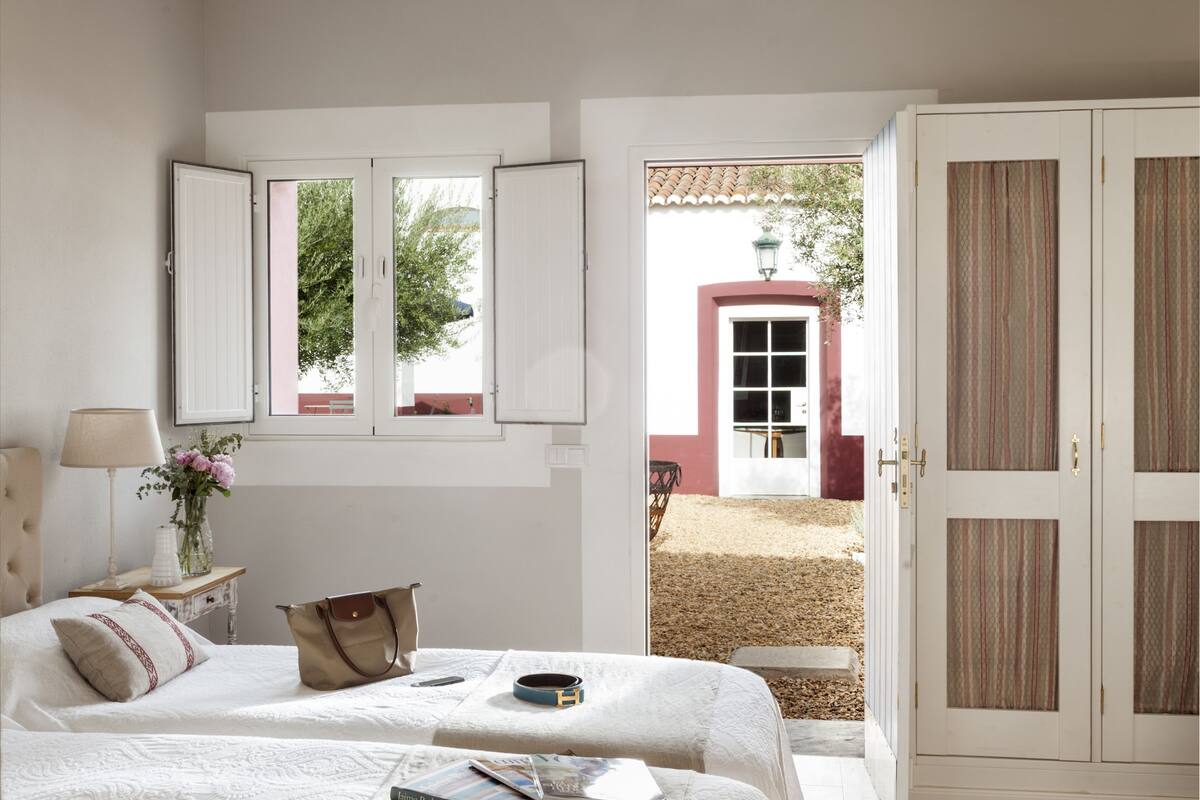 Habitació amb dos llits individuals bàsica | Planxa i posts de planxar, bressols gratuïts i llits addicionals