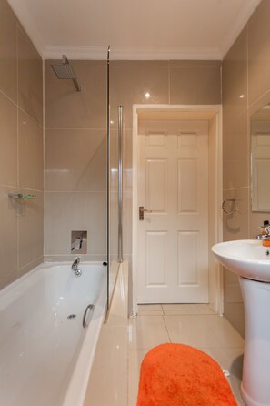 Apartment | Bathroom | Shower, free toiletries, hair dryer, bathrobes
