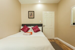 3 bedrooms, individually decorated, individually furnished - Upper Bloem Apartment (Cape Town)