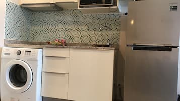Deluxe Apartment | Private kitchenette | Fridge, microwave, stovetop, electric kettle