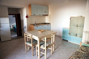Private kitchen | Full-size fridge, stovetop, cookware/dishes/utensils - Residence Miriacheddu (San Teodoro)