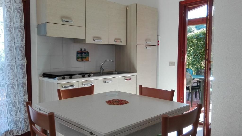 Private kitchen | Full-sized fridge, stovetop, cookware/dishes/utensils