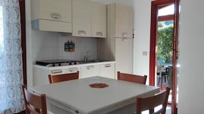 私人廚房 | 大型冰箱、爐台、鍋具/餐盤/廚房用品