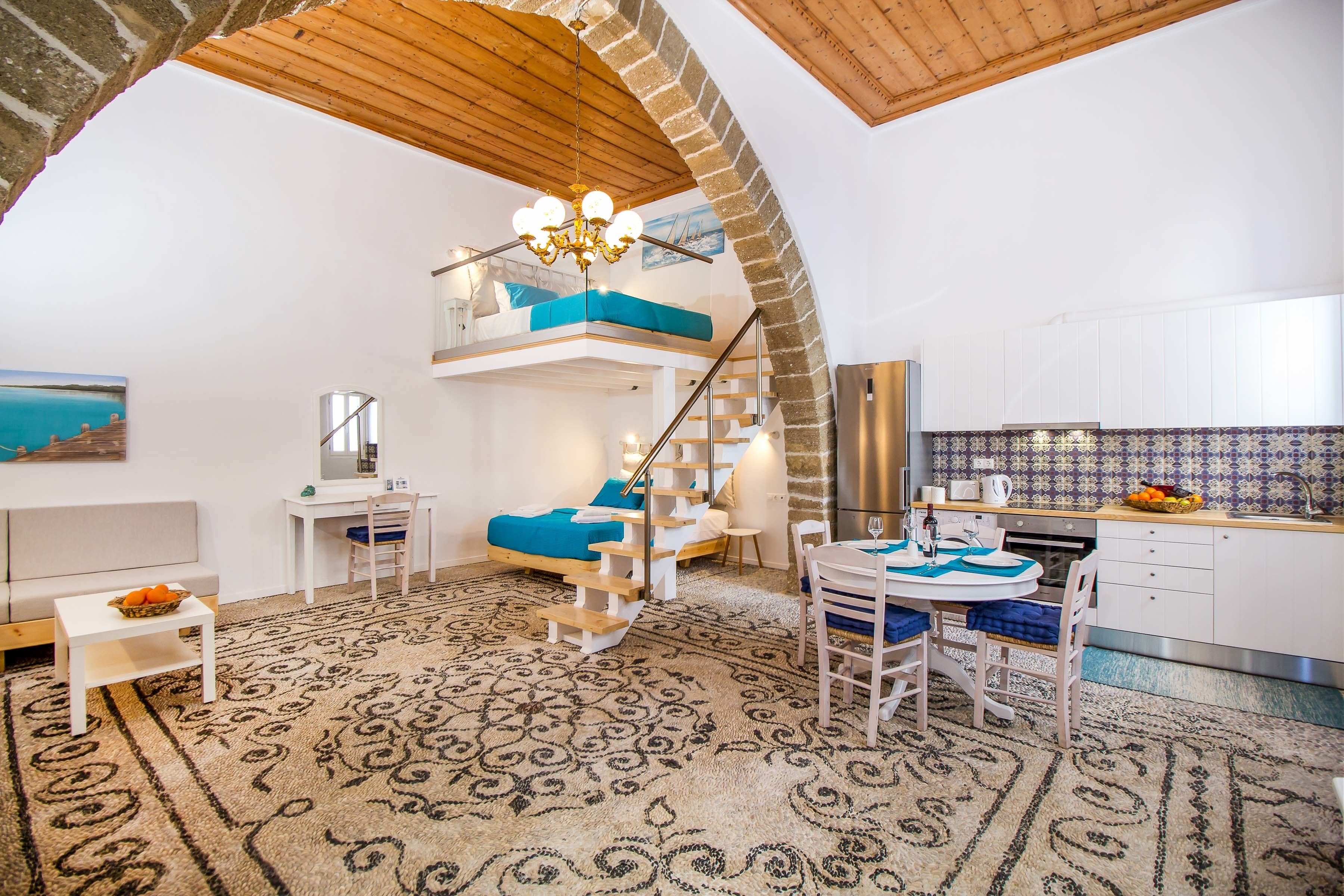 Traditional House, 2 Bedrooms | Living area | 43-inch flat-screen TV with cable channels, Smart TV