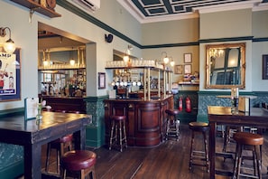 Lobby sitting area - The Old Coffee Tavern (Warwick)
